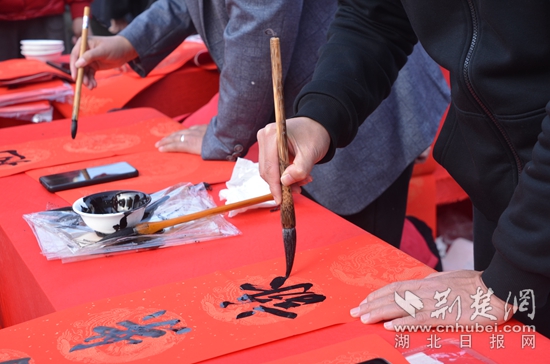 寫對聯(lián).jpg