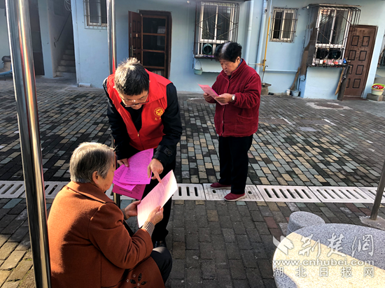 圖為審計(jì)人員向社區(qū)居民講解文明城市創(chuàng)建知識(shí).png.png