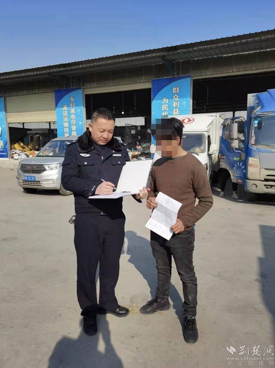內(nèi)保反恐大隊(duì)民警深入全市寄遞業(yè)開展安全檢查工作.jpg.jpg