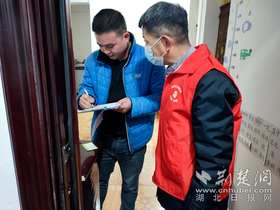 圖為審計(jì)人員入戶發(fā)放文明城市創(chuàng)建手冊(cè)并宣傳文明城市創(chuàng)建知識(shí).png.png