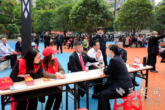 黃石市中級(jí)人民法院下沉黨員干部為居民提供法律咨詢服務(wù).png.png