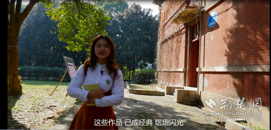 學(xué)生在紅樓外拍攝《湖科，我們的故事》.png.png