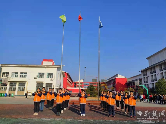 孩子們正在向指導(dǎo)老師行中國武術(shù)中的抱拳禮.jpg