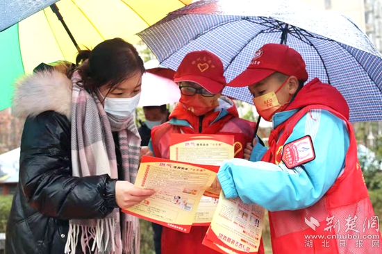 市實驗小學(xué)小宣講員到打著雨傘到社區(qū)發(fā)安全知識傳單_副本.jpg