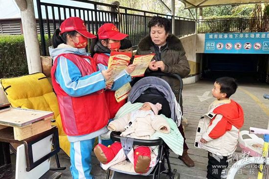 市實驗小學(xué)小安全員在小區(qū)向居民宣傳安全知識_副本.jpg.jpg
