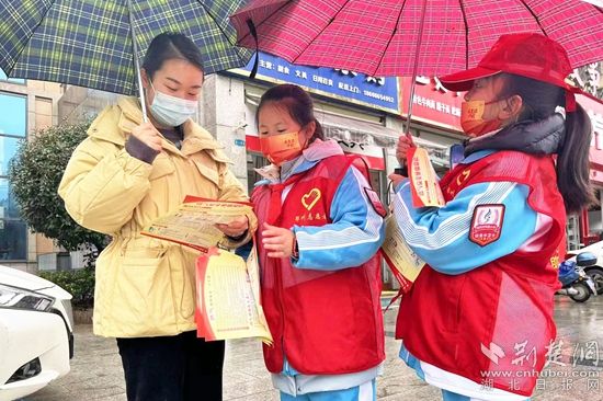市實驗小學(xué)小宣講員打著雨傘在大街宣傳安全知識_副本.jpg.jpg