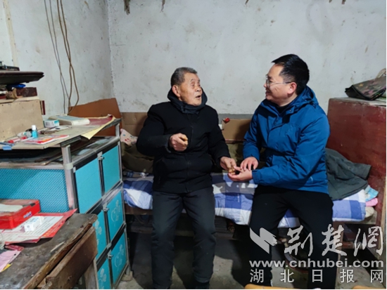 市委政研室駐大箕鋪鎮(zhèn)水南灣村第一書記程細(xì)鋒在脫貧戶曹樹瑩家中走訪慰問.jpg