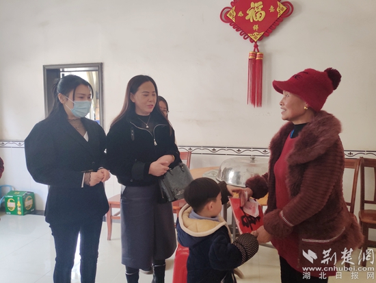 女企業(yè)家看望困境兒童謹(jǐn)洋，并向其外婆詢問朱謹(jǐn)洋的日常生活情況.jpg