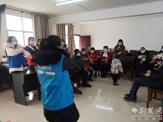向老人們傳授養(yǎng)生操、護(hù)腰舞.jpg