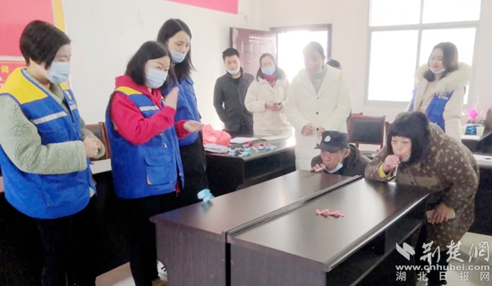 游戲互動(dòng)引來老年人們陣陣歡笑.jpg