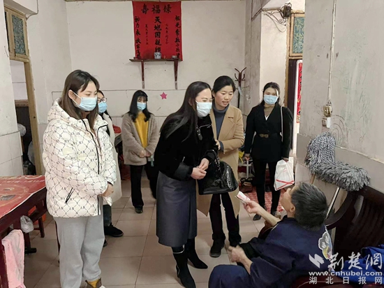 武穴市婦聯(lián)黨組書記、主席張利和女企業(yè)家看望慰問困境婦女劉金娥.jpg