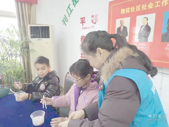 個(gè)案服務(wù)對象在社工陪伴下，心理得到疏導(dǎo).jpg.jpg
