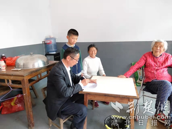 坳頭小學左名文校長到柯俊軒同學家中走訪.jpg