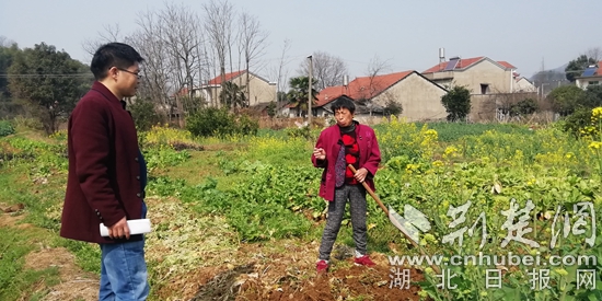 靈鄉(xiāng)中學陳敦焱老師在田間地頭家訪.jpg