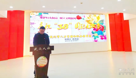 潘明君向女職工們致以節(jié)日問候.jpg