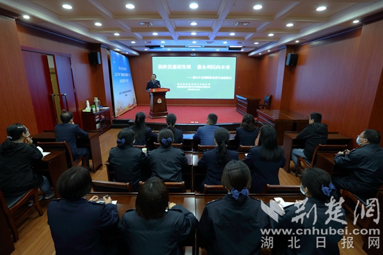 2.鄭稅官工作室”的負責人鄭中平正在講解2022年小規(guī)模納稅人免征增值稅、增值稅留抵退稅、“組合式”稅收優(yōu)惠減免等最新的優(yōu)惠政策