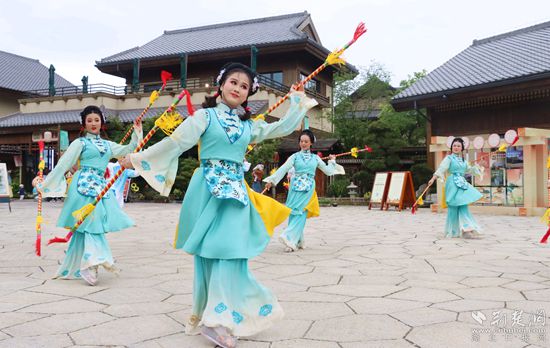東山小鎮(zhèn)，演員們正在表演打連廂。.jpg
