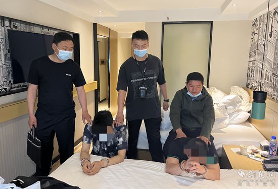 民警在酒店將犯罪嫌疑人抓獲_副本.jpg