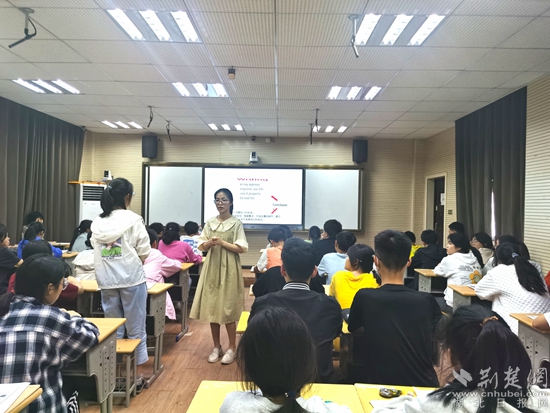 王征老師課堂與學(xué)生互動.jpg