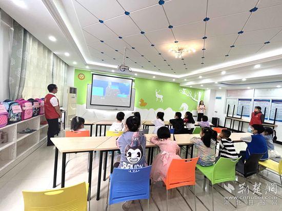 4月8日，牧羊湖社區(qū)聯(lián)合合心心理社工、樂享社工在連心驛站開展“護佑童年、相伴成長”關(guān)愛兒童活動。.png.png
