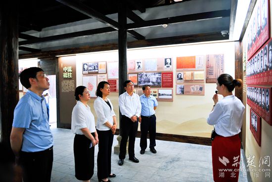 6.左一湖北省博物館副館長(zhǎng)何廣；左二黃岡市文旅局黨組成員、副局長(zhǎng)王萍；左三湖北省文化和旅游廳黨組成員、省文物事業(yè)發(fā)展中心主任余萍