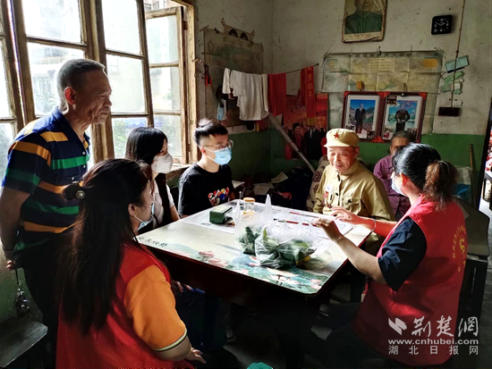 6月2日，濱湖社區(qū)暖陽驛站組織開展“端午粽情&nbsp;情暖老兵”上門送溫暖活動。.png.png