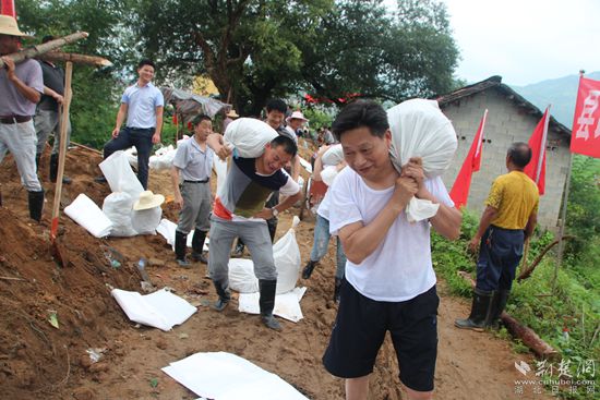 2016年，王三元（前排右一）與縣政協(xié)機(jī)關(guān)干部一起在沙畈河村抗洪搶險(xiǎn)_副本.jpg