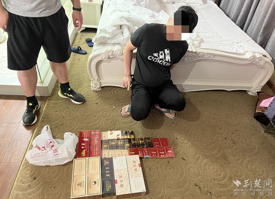 警方抓捕現(xiàn)場查獲的贓物_副本.jpg