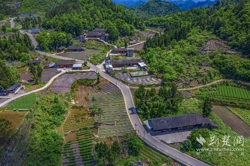 宣恩縣椒園集鎮(zhèn)至鑼圈巖段公路，全長(zhǎng)8公里，途經(jīng)椒園村、涼風(fēng)村、鑼圈巖村，該公路建成既有效帶動(dòng)沿線煙葉等產(chǎn)業(yè)發(fā)展，又是曜天眼景區(qū)的
