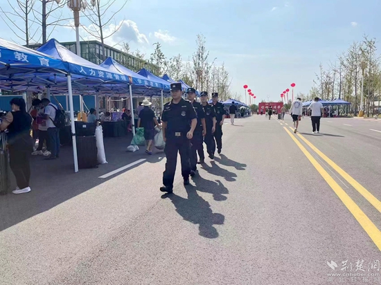開學(xué)首日，民警在校園內(nèi)開展巡邏防控1.jpg