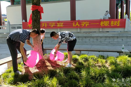 江熠晨正在給香樟樹(shù)澆水_副本.jpg