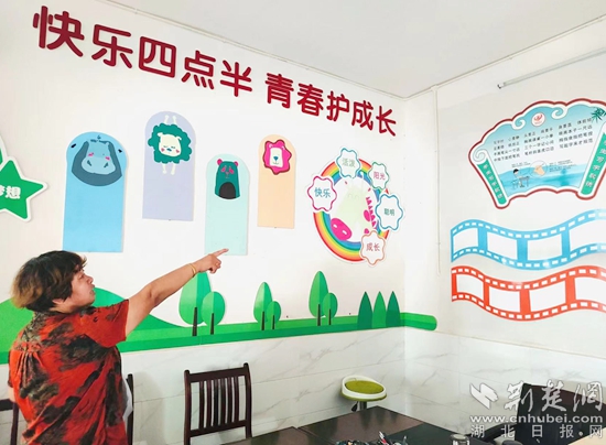 向文村村主任向我們介紹“四點(diǎn)半學(xué)校”，四點(diǎn)半學(xué)校是向文村村委會(huì)為了促進(jìn)當(dāng)?shù)貎和n后讀書的公益閱讀項(xiàng)目_副本.jpg