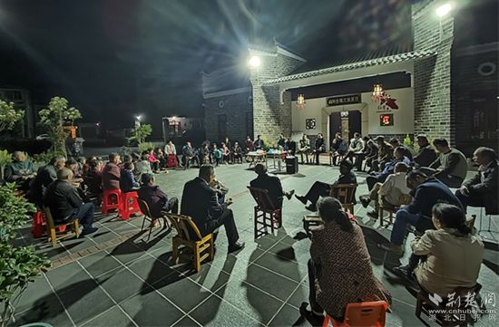1、閻家河鎮(zhèn)石橋垸村召開“灣組屋場會”收集群眾有關(guān)“清廉村居”建設(shè)的意見建議_副本.jpg