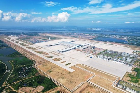 濱江擁湖的鄂州機(jī)場(chǎng)-牛暢，拍攝于2022年6月初，主題：鄂州花湖機(jī)場(chǎng)地理優(yōu)勢(shì)優(yōu)越，周邊生態(tài)環(huán)境良好，通過(guò)花馬湖水系綜合治理使得機(jī)