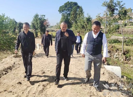 黃岡水文局黨委書記、局長(zhǎng)楊仁華到大嶺溝村調(diào)研_副本_副本.jpg.jpg
