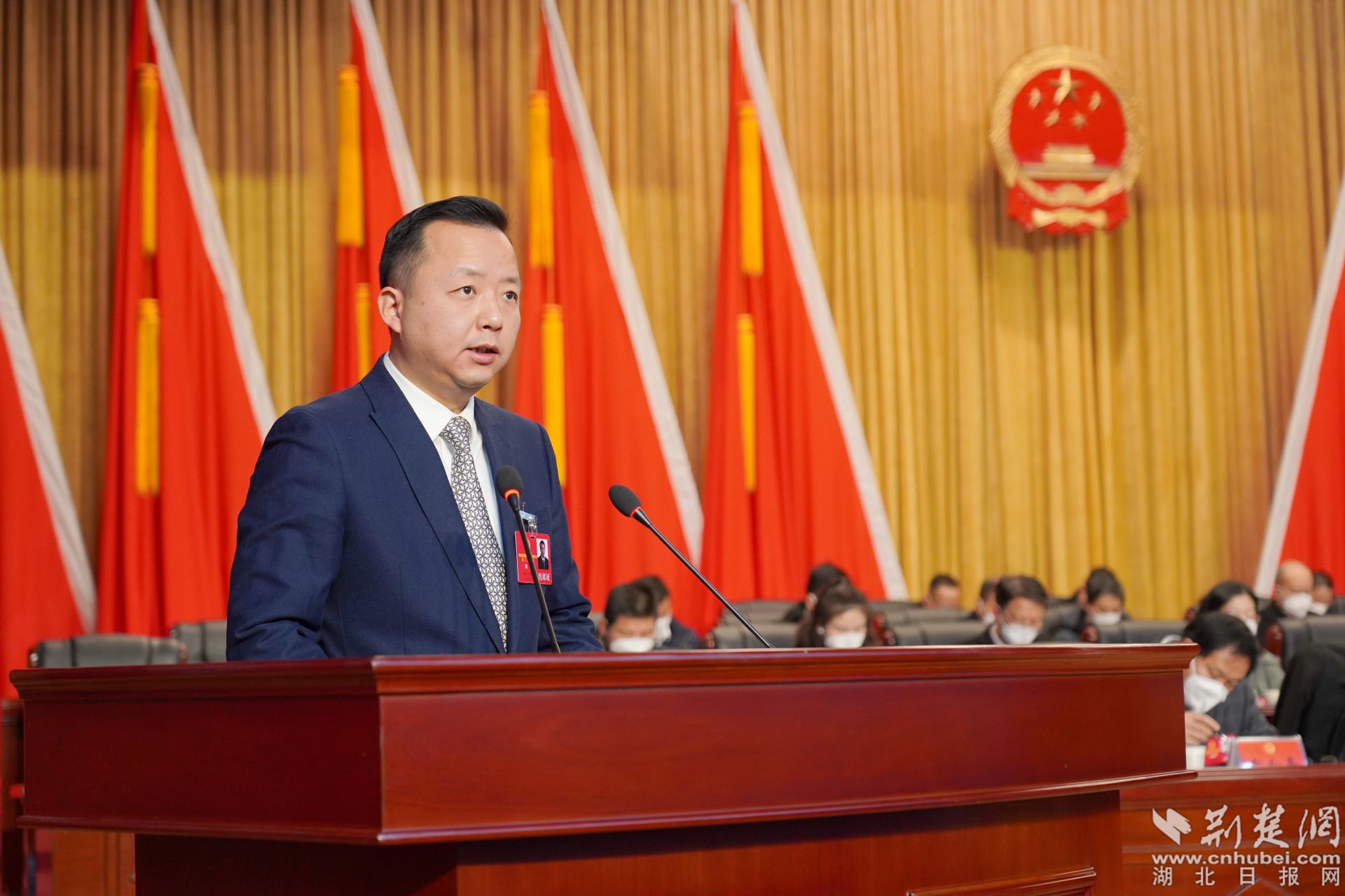 華容區(qū)區(qū)長龔駿作政府工作報告。.JPG.JPG