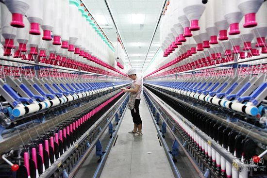 在湖北百絲祥紡織有限公司生產(chǎn)車間，工人正在生產(chǎn)線上作業(yè).jpg.jpg