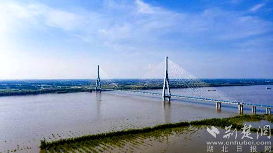 嘉魚長(zhǎng)江公路大橋 雷平攝_副本.jpg