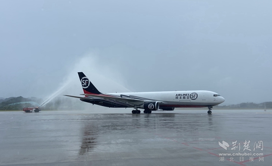 貨航首班進(jìn)港。胡小軍 攝.jpg