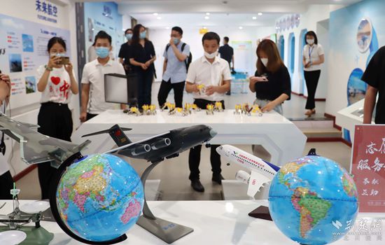 燕磯社區(qū)黨員群眾服務(wù)中心參觀體驗(yàn)。記者 胡小軍 攝.jpeg