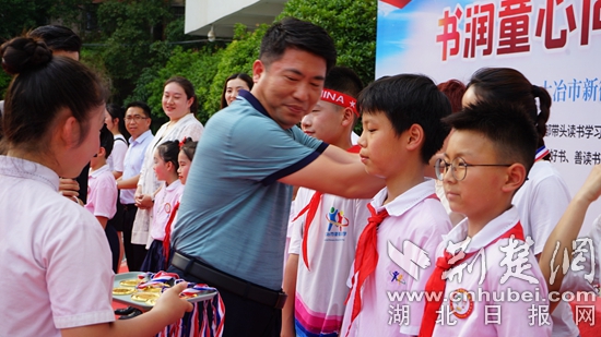 大冶市教育局黨組成員、副局長(zhǎng)為親子共讀示范家庭頒發(fā)獎(jiǎng)?wù)?jpg