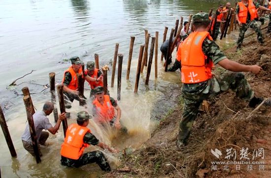 7月13日，武警官兵在高橋河執(zhí)行封堵管涌的任務(wù)_副本.jpg.jpg