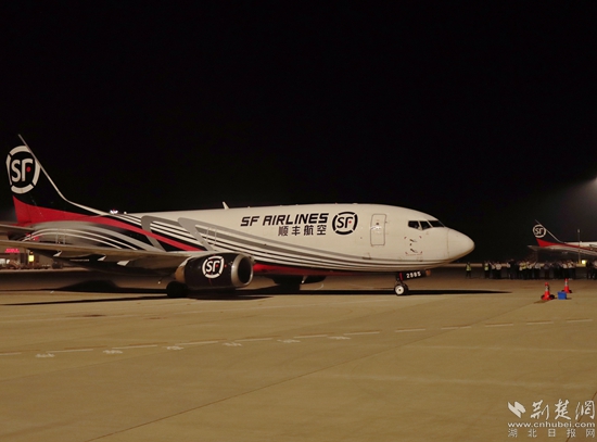 順豐B737-300駛向停機(jī)位。金康 攝.jpg