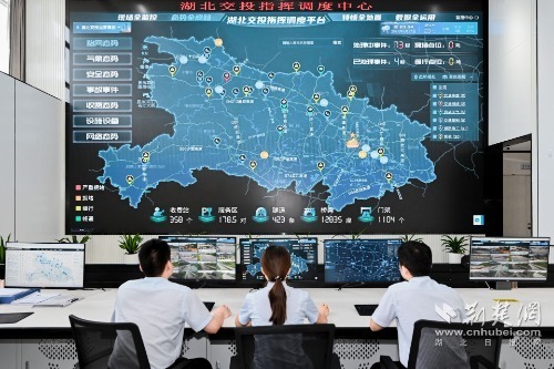 7.建成湖北交投智慧調(diào)度中心，接入全省6000多公里高速路段、1.5萬余路監(jiān)控視頻圖像，實現(xiàn)路網(wǎng)態(tài)勢全感知.jpg.jpg