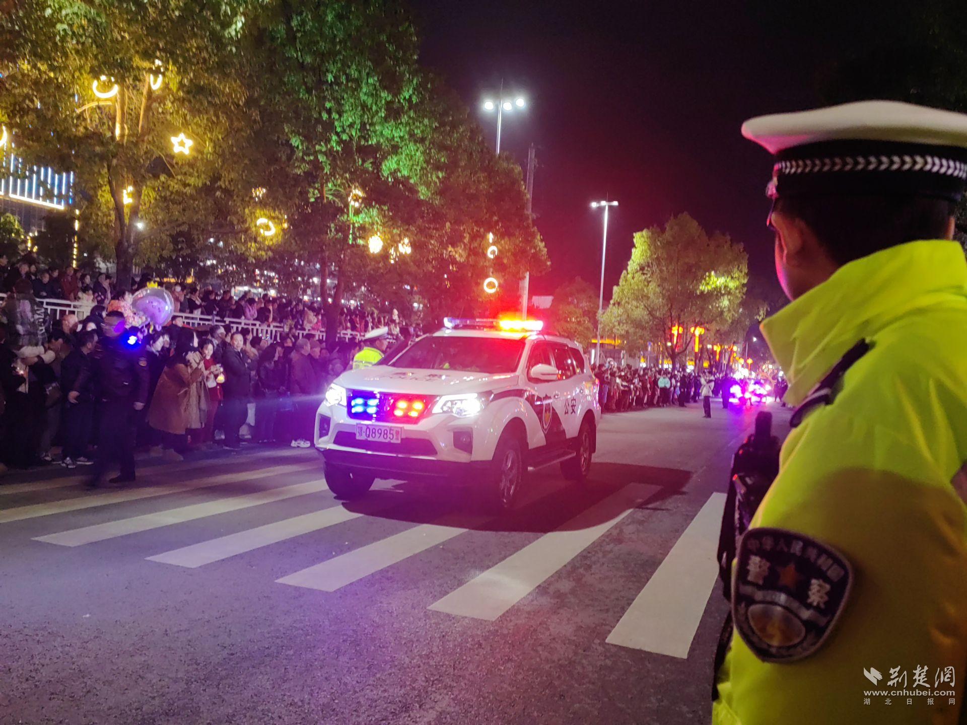交警維護活動現(xiàn)場秩序.jpg.jpg