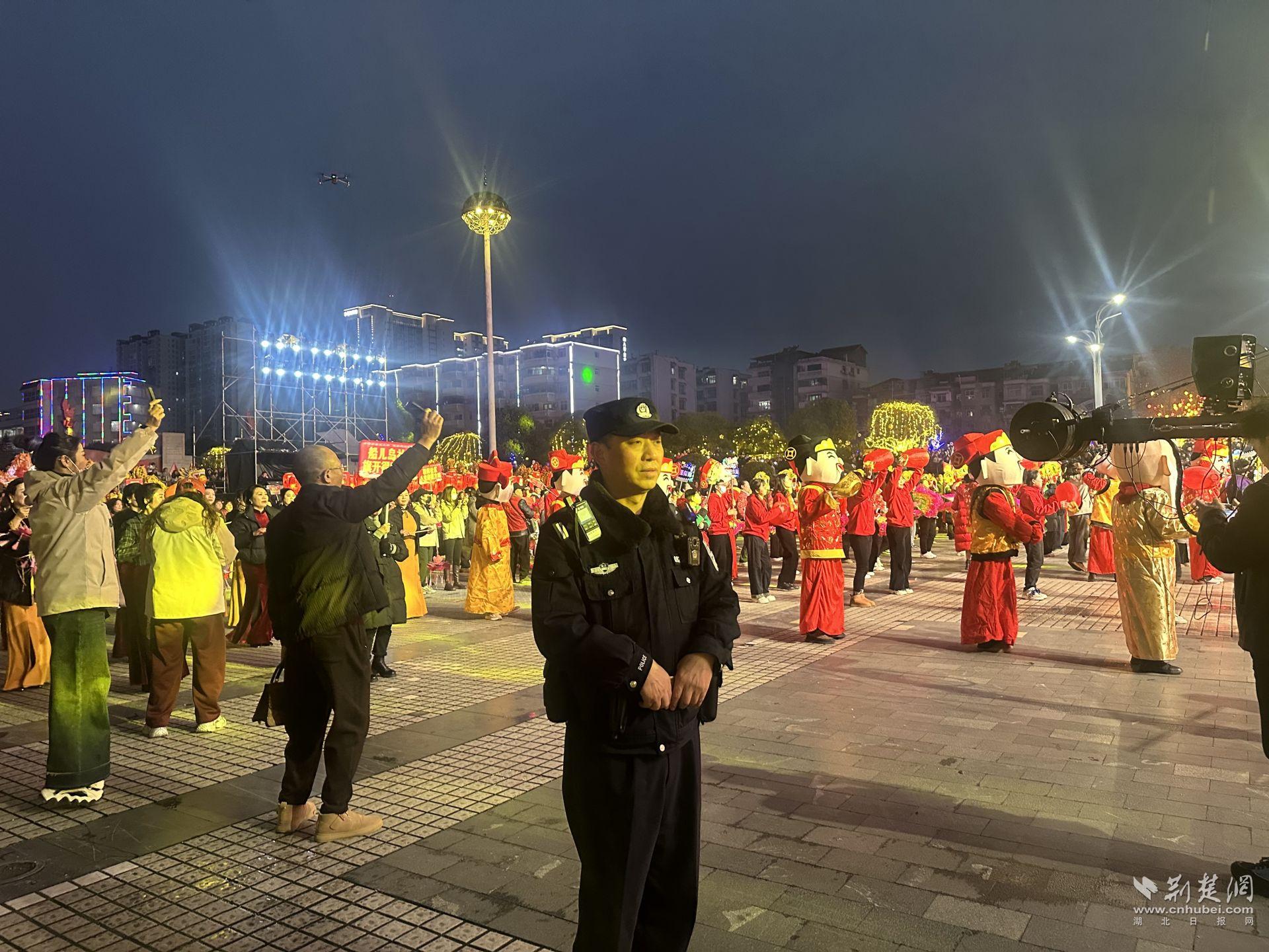民警在活動現(xiàn)場開展安保工作2.jpg.jpg