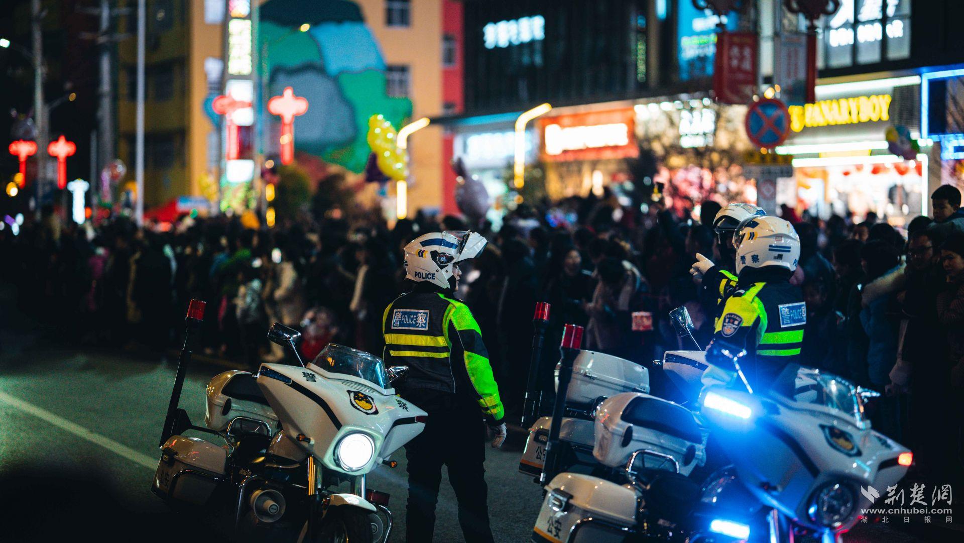 交警在巡游活動現(xiàn)場維持交通秩序.jpg.jpg