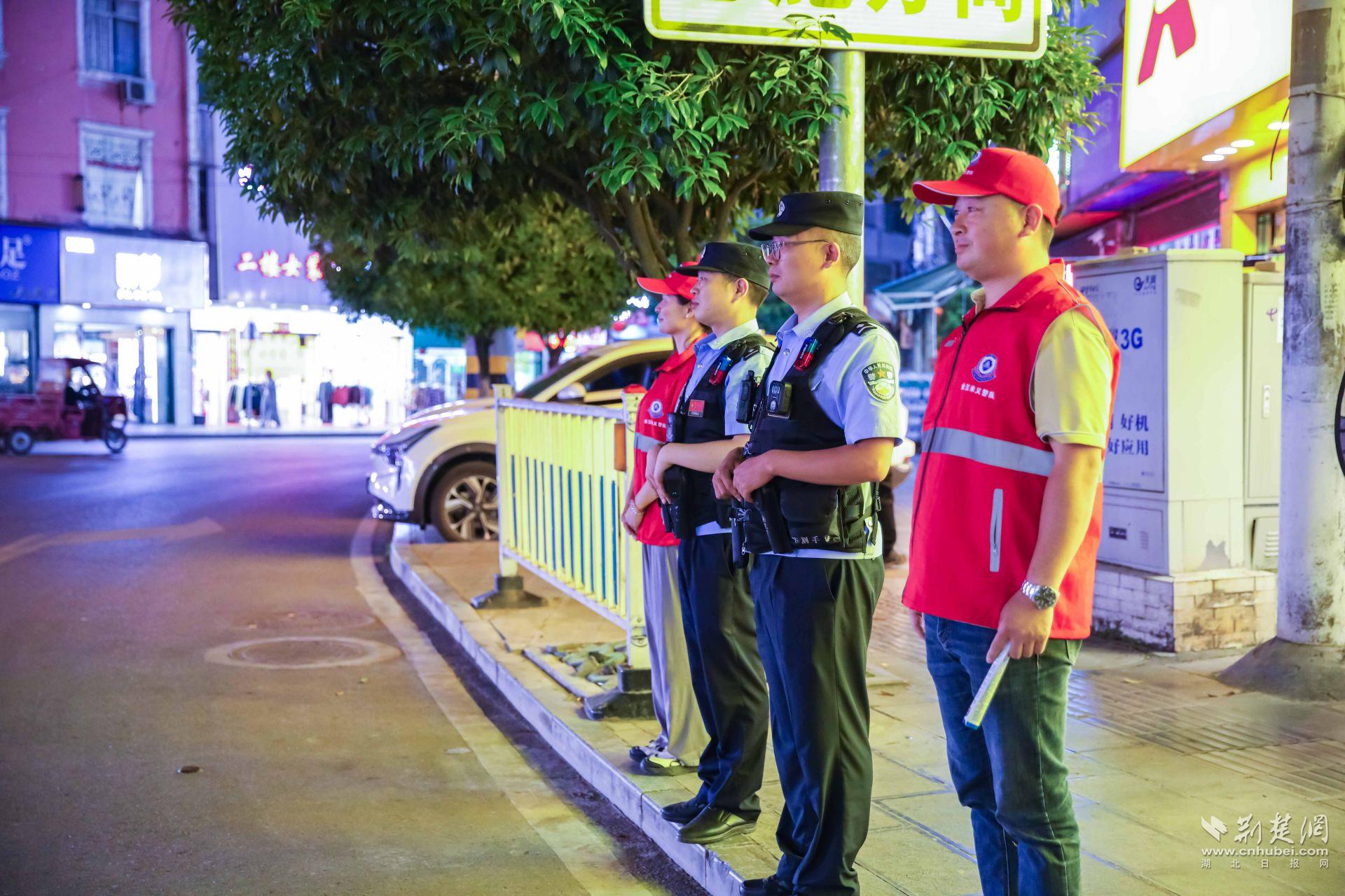 紅巖派出所民輔警組織紅馬甲在集鎮(zhèn)開展夜間巡邏。.jpg.jpg