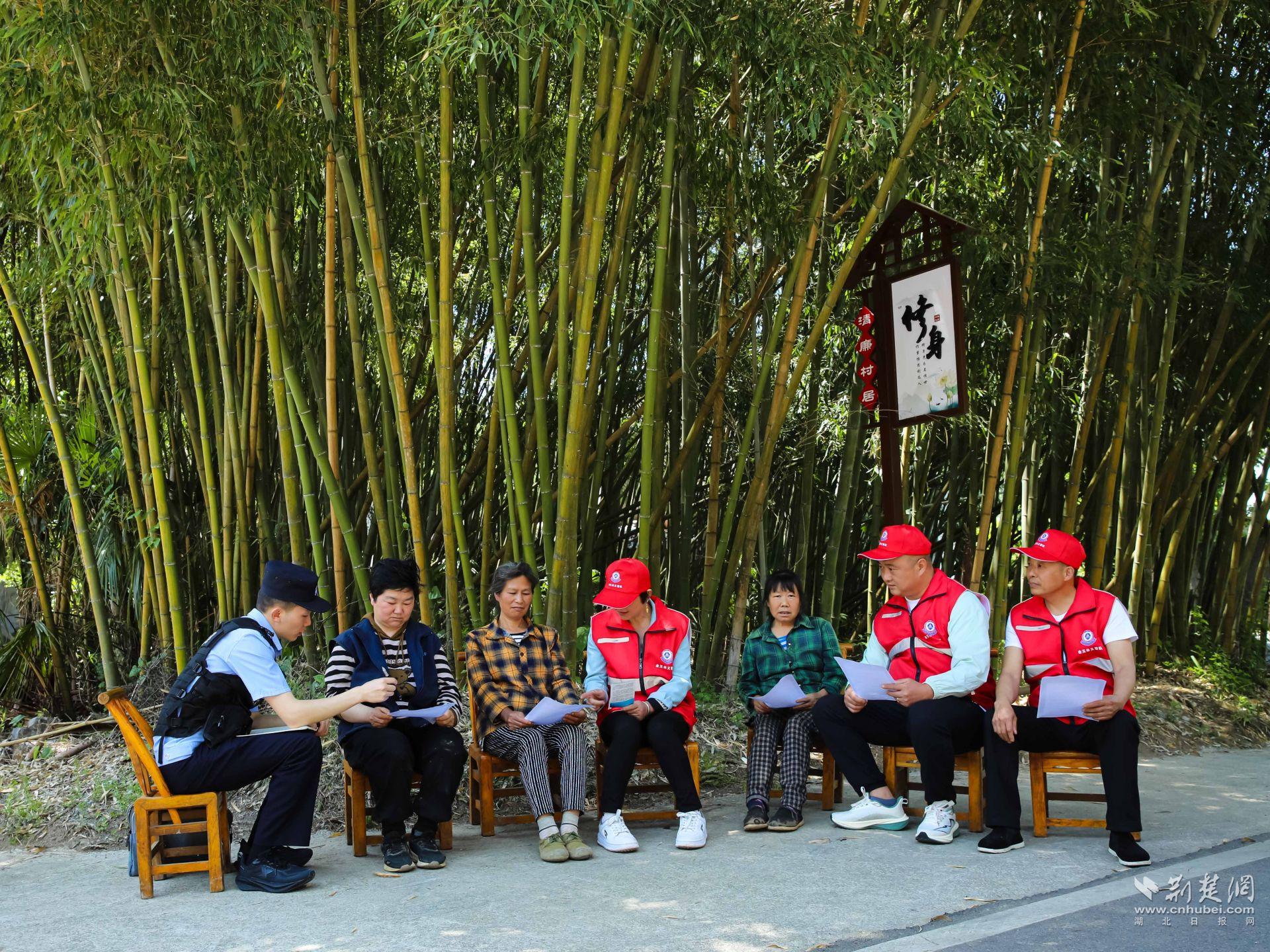 紅巖派出所民警組織紅馬甲到竹林議事點調(diào)解糾紛。.jpg.jpg