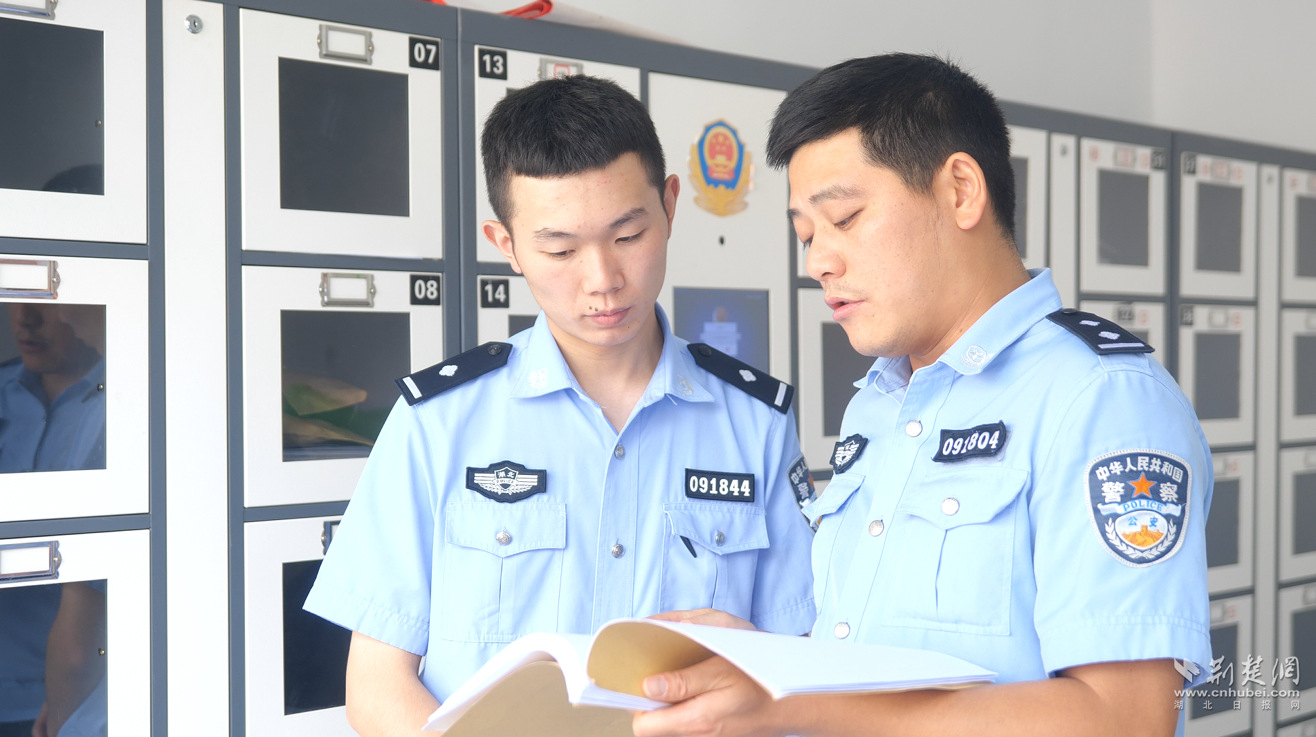 師徒傳幫帶，老民警與新民警交流業(yè)務(wù)工作。.png.png